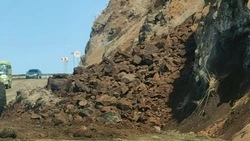 Дорогу на перевале Чехова засыпало камнями в результате обвала сопки днем 5 апреля 