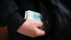 Студент с Сахалина «купил» отпуск за взятку директору института
