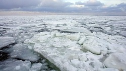 Рыбаков Сахалина предупредили об опасности выхода на лед в заливе Мордвинова 14 февраля 