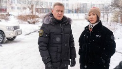 Мэр Южно-Сахалинска проверил расчистку от снега двора на проспекте Мира