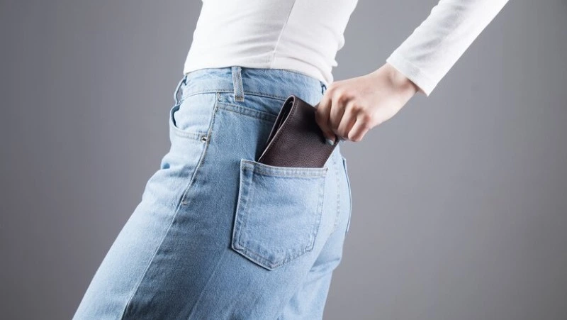 Жительница Долинска так активно хвасталась своими деньгами, что их украли