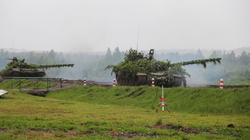 Сахалинские военные в рамках боевой подготовки освоили «танковую карусель»