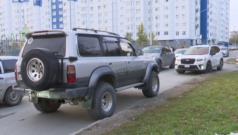 В Южно-Сахалинске нарастает недовольство ситуацией с парковкой возле школ