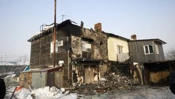 В Южно-Сахалинске приступили к ремонту крыши пострадавшего в пожаре дома