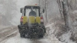 В ожидании циклона: дороги Сахалина обработали противогололедными материалами