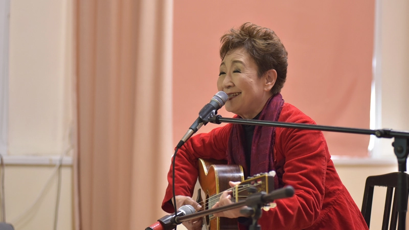 В Поронайске японская певица спела с детьми и попробовала нанайские блюда