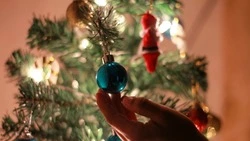 Генеральная уборка и прощание с долгами: россияне рассказали о главных новогодних приметах