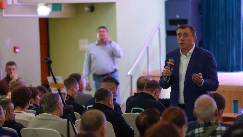 Медицина, дороги и авиаперелеты: губернатор обсудил с жителями Ноглик ключевые проблемы района