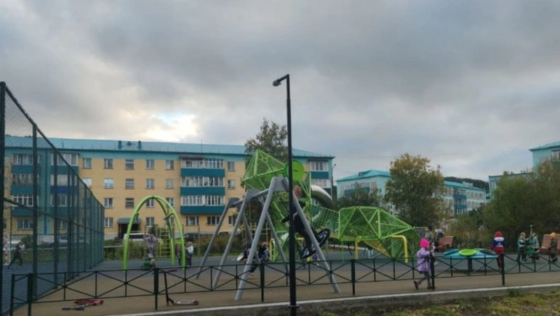 В Углегорске после проверки прокуратуры открыли новую детскую площадку