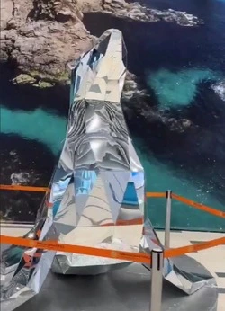 Зеркального сивуча установили в здании аэровокзала Южно-Сахалинска 