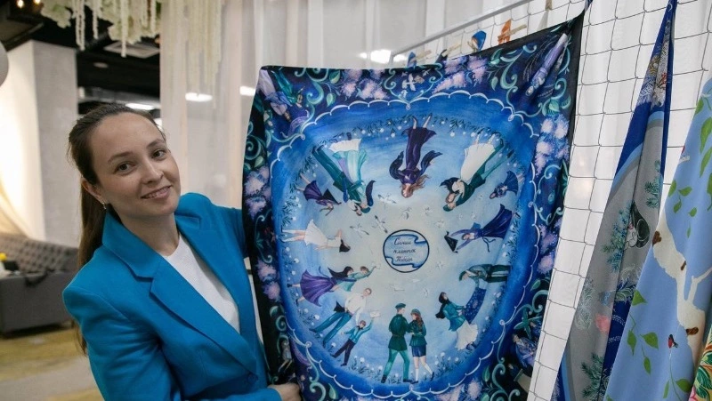 Арт-выставка «Синий платочек Победы» прошла в Южно-Сахалинске