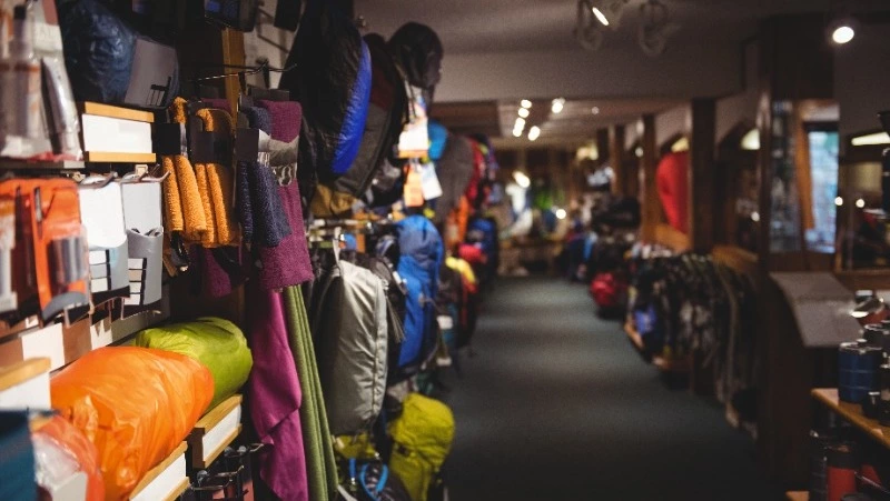 Житель Южно-Сахалинска продавал украденные спорттовары прохожим