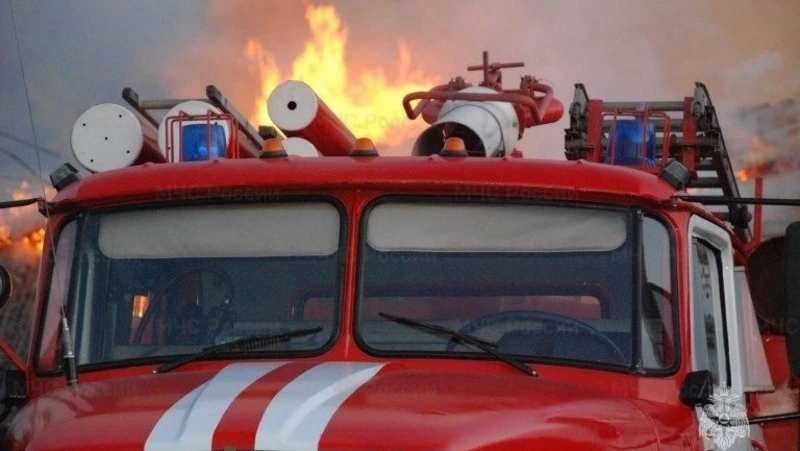 Пожарные потушили горящий мусор в расселенном доме в Охе