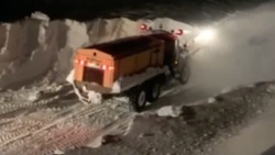 Рабочие всеми силами пробивают снежную преграду между городами Итурупа