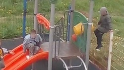 Детей и родителей попросили бережно относиться к игровым площадкам в Томари