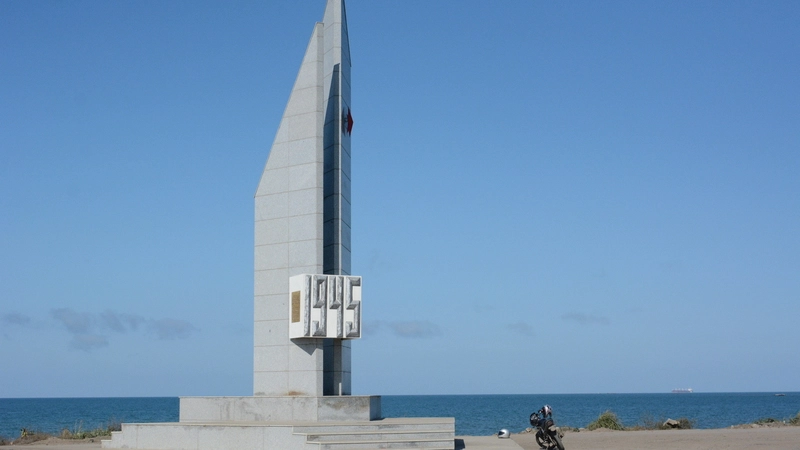 Возвращенный обелиск: с берега моря в центр Углегорска