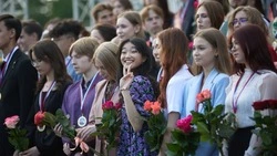 Дырявый автобус и выпускной бал: новости выходных в Сахалинской области