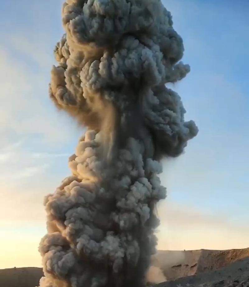 Извержение курильского вулкана крупным планом запечатлел турист. ВИДЕО