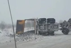 Тонны угля рассыпались по дороге в Углегорском районе