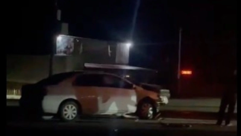 Отлетел бампер: кроссовер и седан столкнулись на охотской трассе