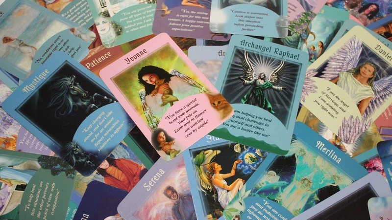 Рыбы прощаются навсегда, Близнецы идут на свидание. Гороскоп Таро на 20 декабря