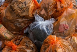 С прошлого года не вывозят мусор во дворе жилого дома на юге Сахалина