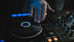 Вечеринки для взрослых в Южно-Сахалинске (21+): ALEX TWAIN и группа «Перемотка»