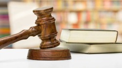 Суд приговорил мужчину к 5 годам колонии за кражу ноутбука в Поронайском районе 