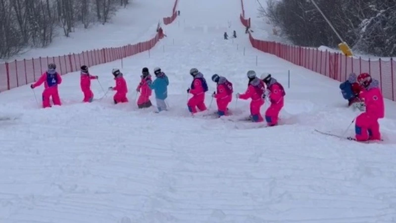 Лыжники сборной России помогают готовить трассы на «Горном воздухе» для Российско-Китайских игр