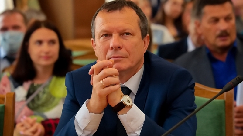 Смена работы принесла мэру Холмска миллион рублей и ключи от маленькой квартиры