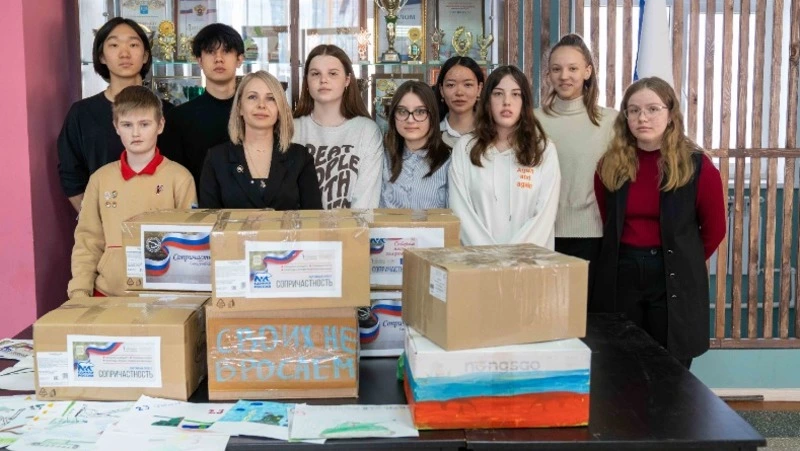Ученики школы № 11 передали с Сахалина медикаменты и рисунки бойцам СВО