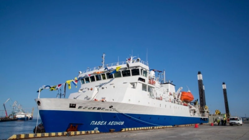 Теплоходы «Адмирал Невельской» и «Павел Леонов» встали на якорь из-за непогоды