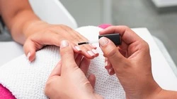 Лунный календарь маникюра на май 2024 года: когда идти к мастеру