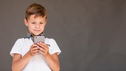 Запрет на смартфоны на уроках: родители и учителя в России преимущественно «за»