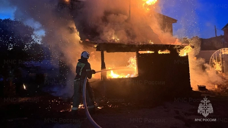Больше 10 человек тушили дачный дом в одном из СНТ Южно-Сахалинска 