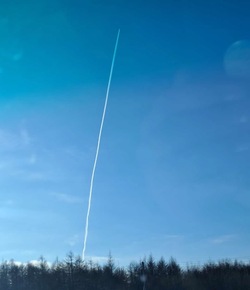 След от запущенной с «Восточного» ракеты заметили в небе над Сахалином