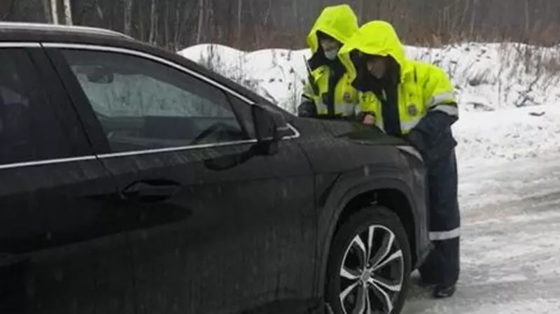 Автолюбители наехали на полицейских из-за перекрытой трассы
