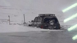 Рыбаки на внедорожнике провалились под лед на юге Сахалина