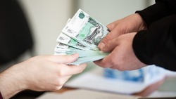 Жительницу Холмска обязали вернуть более 125 тысяч рублей за соцконтракт