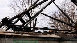 Пострадал человек: в Ногликах три часа тушили хозпостройку