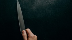 Житель Поронайска с ножом напал на трех женщин, одну из пострадавших еле успели спасти