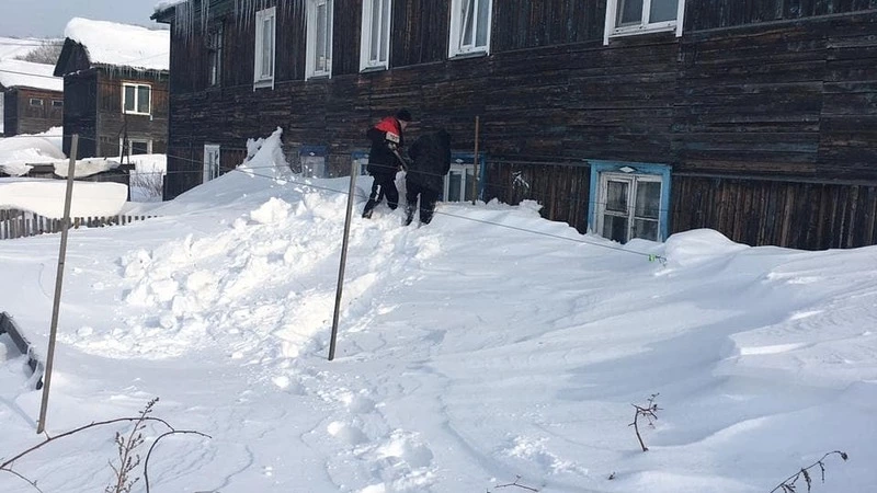 Волонтеры-школьники помогли пенсионерам расчистить дворы и откопали памятник