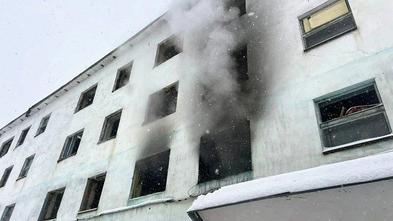 Квартира горела в нежилой многоэтажке села Сокол