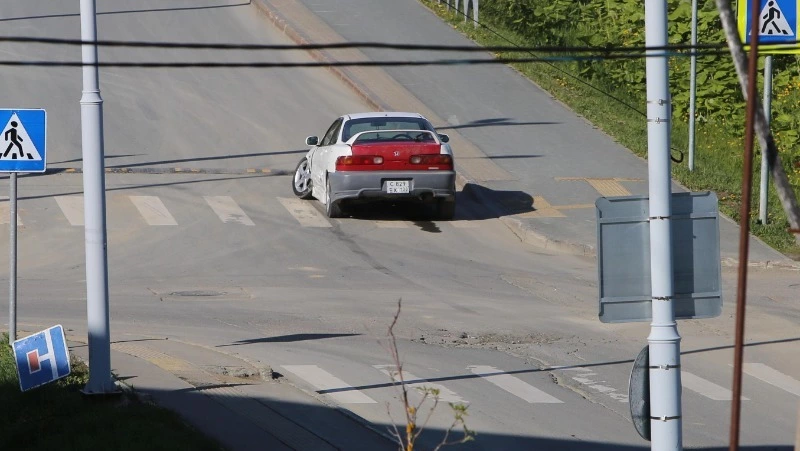 Honda разбила колесо в глубокой яме на перекрестке в Дальнем