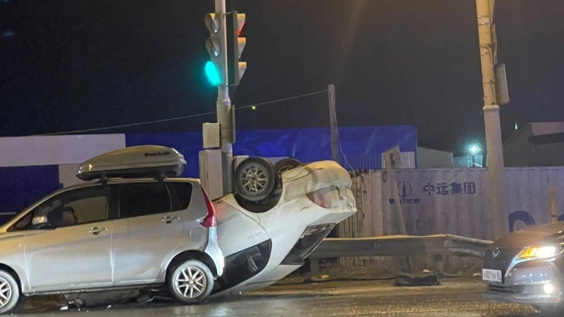 Легковой автомобиль перевернулся в результате ДТП в Южно-Сахалинске