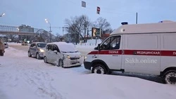 Авария или криминал: полиция и скорая помощь подъехали к автобусной остановке Южно-Сахалинска