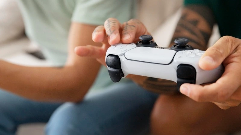 Диск, приставка и наушники: сахалинец обокрал магазин техники в Невельске