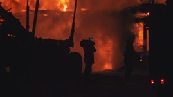 Людей эвакуировали: в Холмске ночью горел пятиэтажный дом