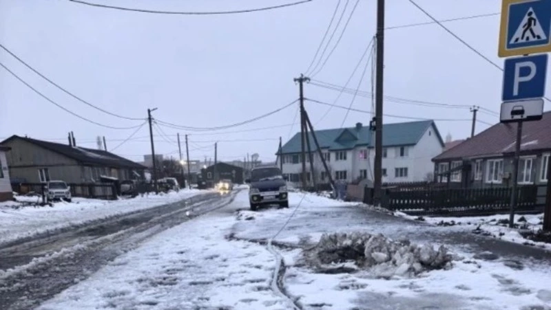 Крыши и дороги пострадали из-за ураганного ветра в Южно-Курильске
