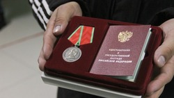 Участника специальной военной операции из Корсакова наградили медалью Суворова